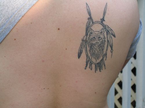 Traumfänger mit Wolfskopf und Feder Tattoo