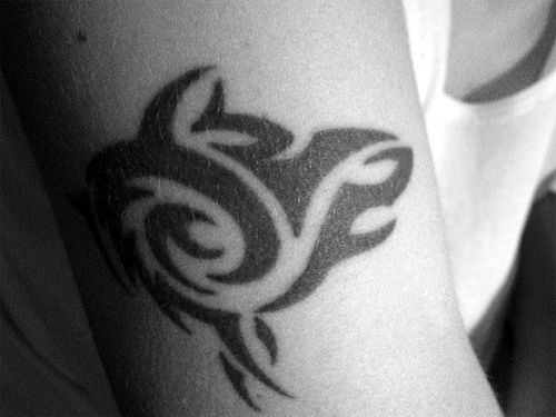 Tribal Wolf  Tattoo in schwarzer Farbe