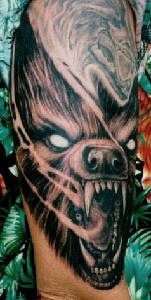 Tatuaggio spaventoso la testa del lupo con la bocca spalancata