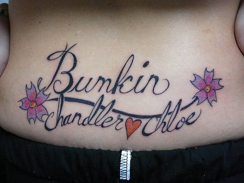 Le tatouage de bas du dos d&quotinscription Bunkin, Chandler, Chloe avec des fleurs et un cœur