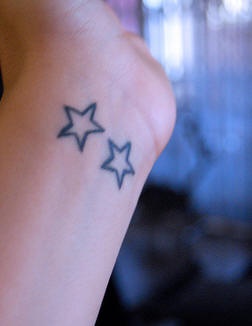 Le tatouage de poignets avec deux étoiles