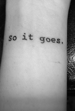 Tatuaggio sul polso la scritta &quotSO IT GOES"