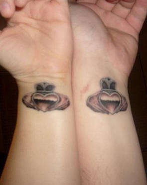 Le tatouage de deux poignets