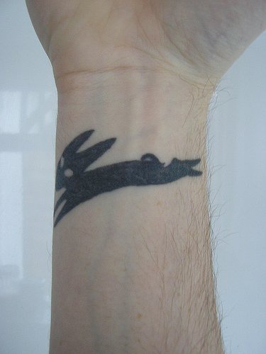 Imagen del zorro en tinta negra tatuaje en la muñeca