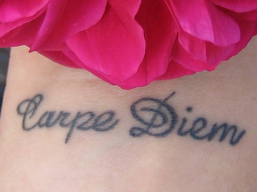 Tatuaggio sul polso la scritta &quotCARPE DIEM"