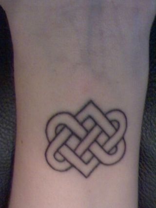 Tatuaggio sul polso il disegno il stile celtico