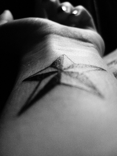 Le tatouage de poignet intérieur classique avec une étoile