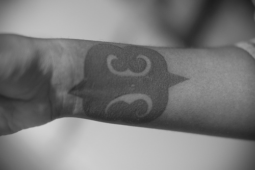 Tatuaggio grande sul polso il disegno in stile tribale