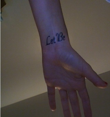Le tatouage de poignet avec une inscription