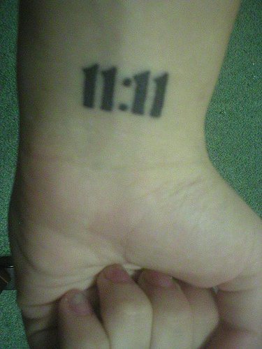 Le tatouage sur le poignet intérieur avec le nombre onze