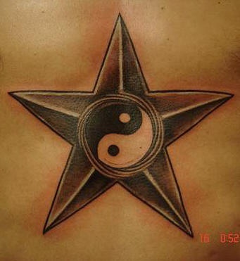 Tatuaje yin yang en la forma de la estrella