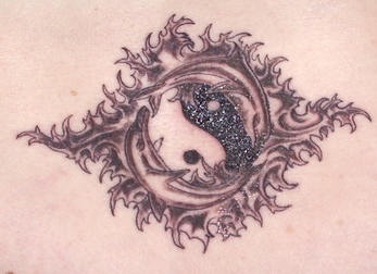 Tatuaje yin yang con dos delfines y cuadros