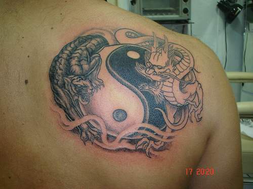 Tatuaje yin yang con tigre y dragón