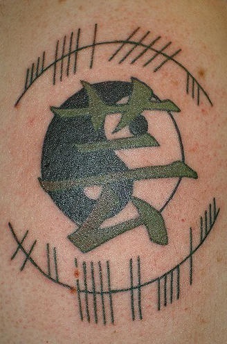 Tatuaje Yin yang con jeroglífico verde