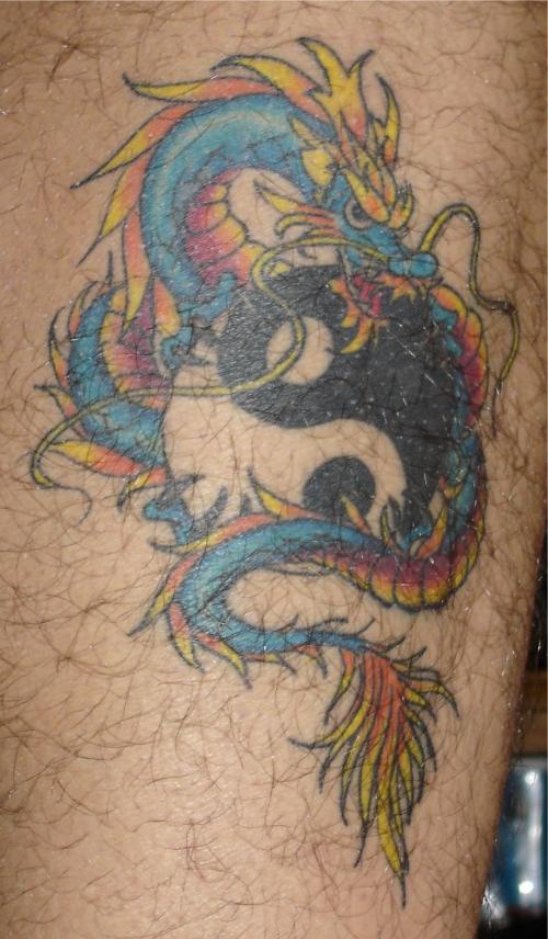 Yin Yang Tattoo mit großem blauem Drachen