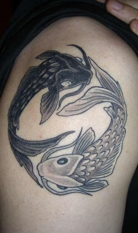 Tatuaje yin yang un par de peces-claro y oscuro