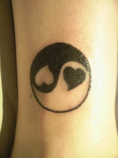 Bonito tatuaje Yin yang conlos corazones