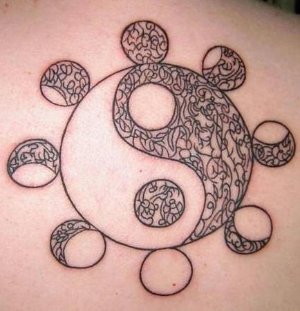 Interesante tatuaje Yin yang con fases de la luna