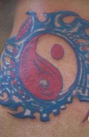 Tatuaje Yin yang con el círculo del agua y del fuego