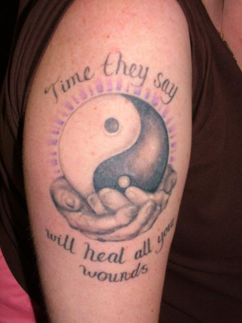 Tatuaje Yin yang en las manos con la inscripción