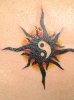 Tatuaje brillante el signo yin yang en negro