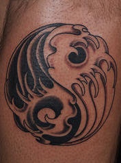 Tatuaje clásico los signos yin yang en negro y blanco