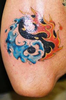 Tatuaje Yin yang  con elementos del agua y fuego en color