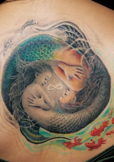 Tatuaje de dos sirenas haciendo el símbolo yin yang y el símbolo del infinito