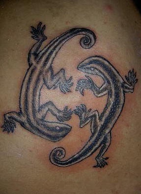 El tatuaje de dos lagartijas de color negro