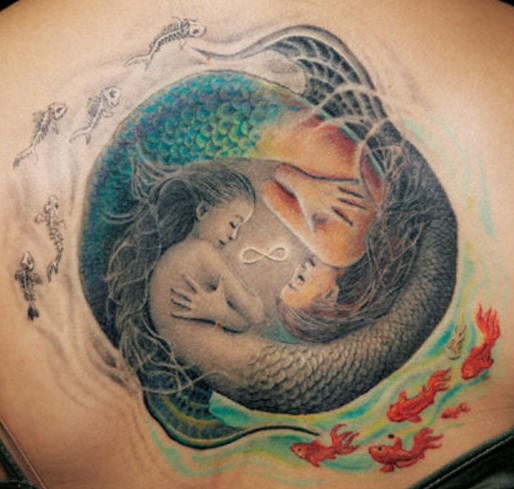 Tatuaje yin yang dos sirenas con signo de la infinidad en el centro