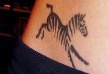 Bauch Tattoo mit rennendem schwarzweißem Zebra