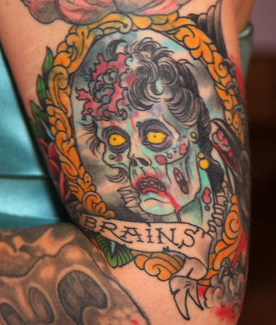 Zombie namena Brains Tattoo am Arm