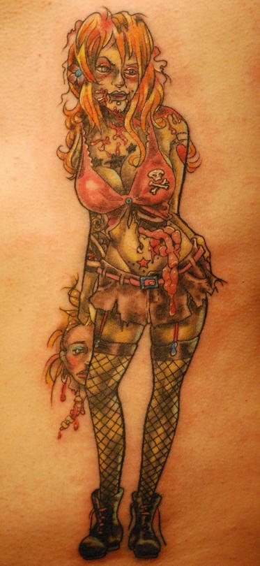 Tatuaje la zombi con la cabeza en las manos