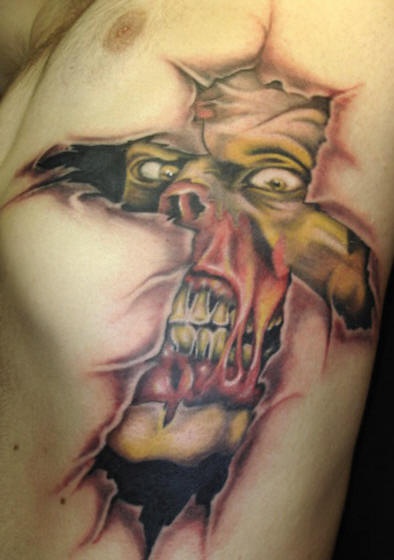 Tatuaje el zombi en la piel cortada