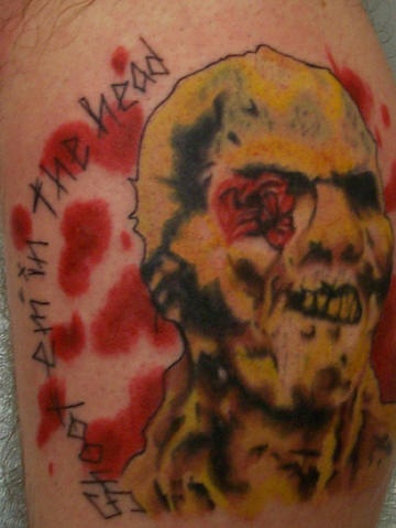 Tatuaje la cabeza del zombi con la inscripción