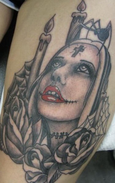 Tatuaje la zombi con la araña en su cabeza