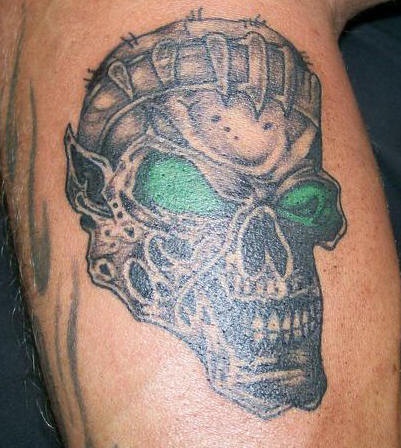 Tatuaje el cráneo del zombi severo