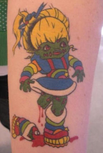 Tatuaje la niña zombi multicolor sin pierna