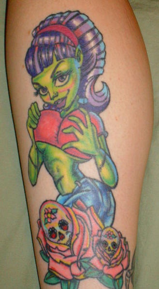 Tatuaje la chica zombi en tinta verde con dos calavera en las rosas