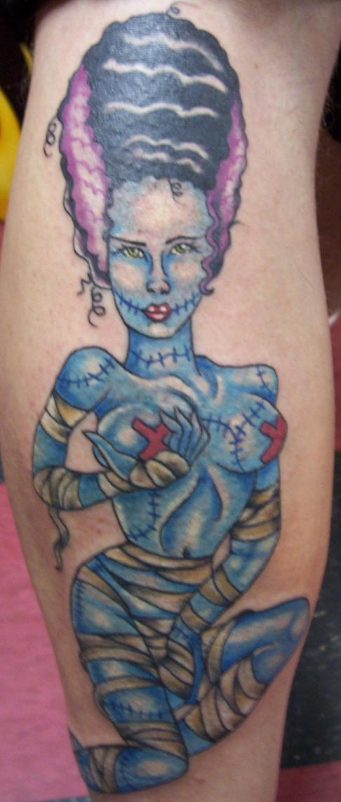 Tatuaje enigmática mujer zombi en tinta azul clara