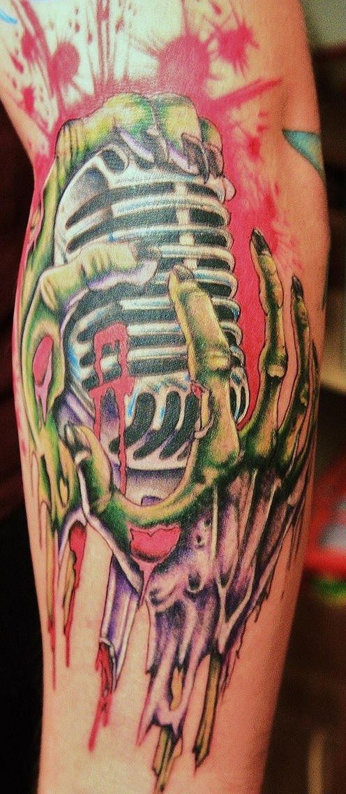 Tatuaje la mano del zombi atrapando el micrófono sangriento