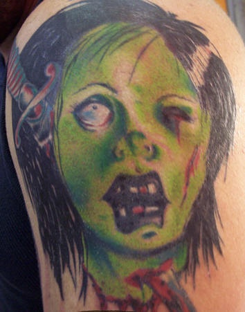 Tatuaje la cara de la zombi en tinta verde