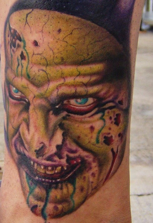 Tatuaje el rostro del zombi muy severo en color