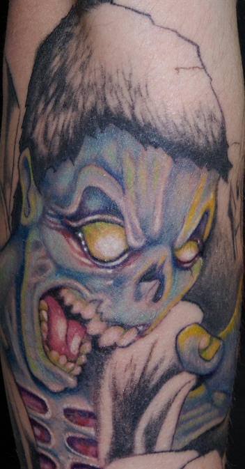Tatuaje el zombi enojado en tinta azul