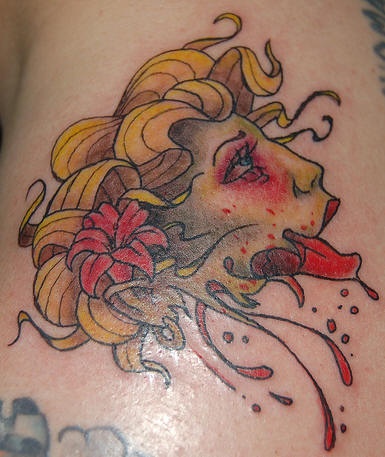 Tatuaje media cara de la zombi con una flor