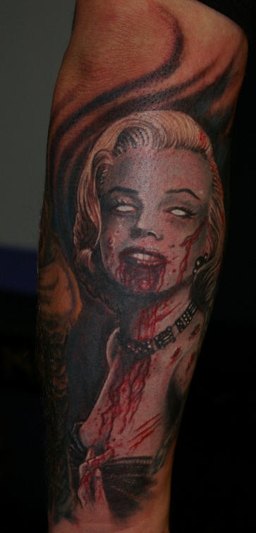 Zombie-Frau Tattoo am Unterarm