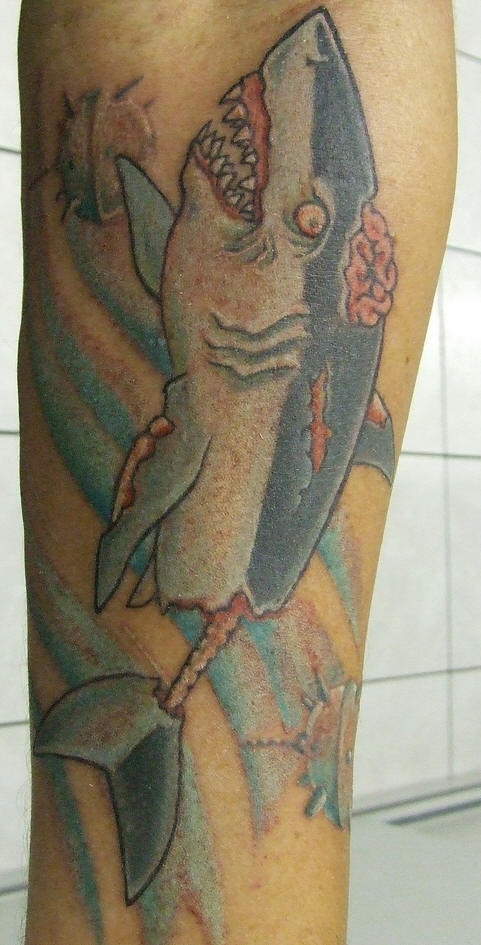 Tatuaje el tiburón-zombi
