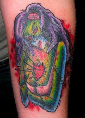 Tatouage zombie avec le cœur brisé