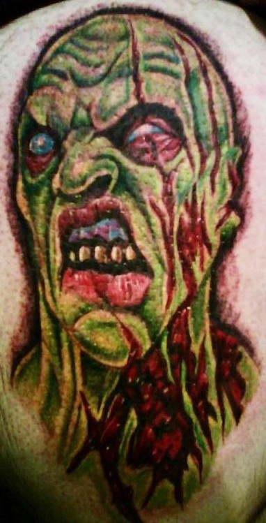 Tatuaje la cabeza del zombi furioso