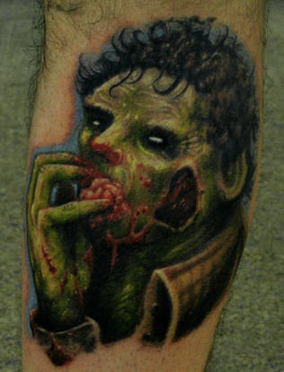 Gran tatuaje en verde el zombi comiendo